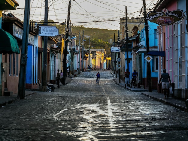 Foto los postes telefónicos en la calle en medio de las casas de la ciudad