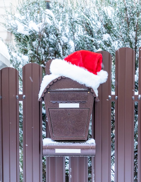 Foto postfach mit weihnachtsmütze. brief an den weihnachtsmann