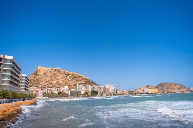 Postiguet-Strand in der Stadt Alicante mit Touristen und der Burg Santa Barbara