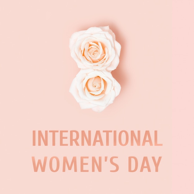 Postkarte am 8. März mit zwei weißen Blütenrosen als Nummer acht Internationaler Frauentag