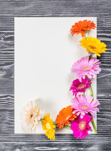 Foto postkarte mit leerem blatt und blumen