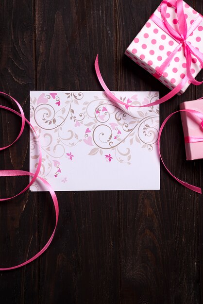 Postkarte rosa Herz und Geschenkbox