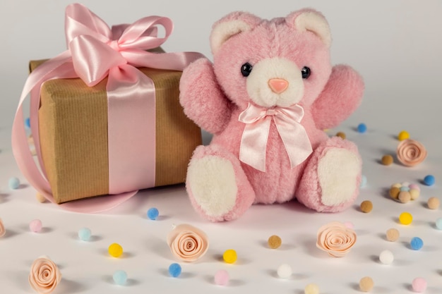 Postkarte zum Valentinstag Rosa Teddybär mit Geschenkbox und Rosen auf weißem Hintergrund