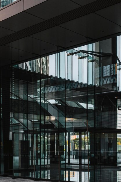 Postmoderne Bürogebäude mit Glasfassade