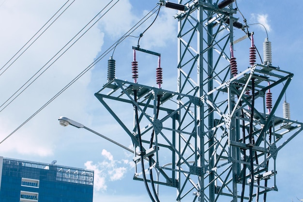 Posto de eletricidade de alta tensão no abastecimento elétrico urbano da cidade no metro