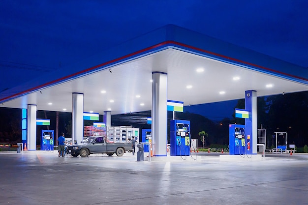 Foto posto de gasolina à noite