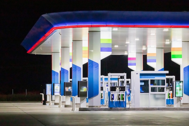 Posto de gasolina à noite