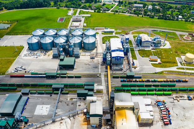 Posto de gasolina Bio Fábrica de biocombustível moderna Vista aérea na planta de biocombustível Produção ecológica Foto de cima