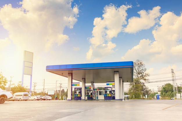 Posto de gasolina com nuvens e céu azul