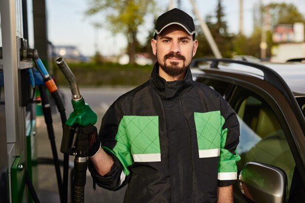 Posto de gasolina do trabalhador confiante