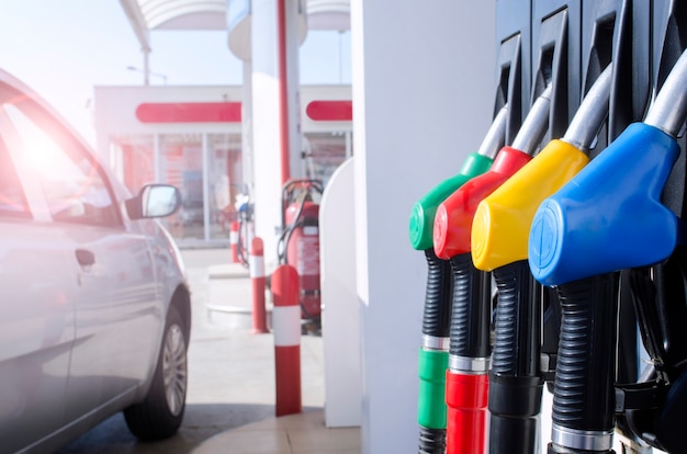 Posto de gasolina e bomba de combustível.