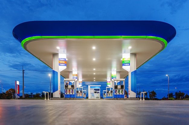 Foto posto de gasolina em céu azul noturno