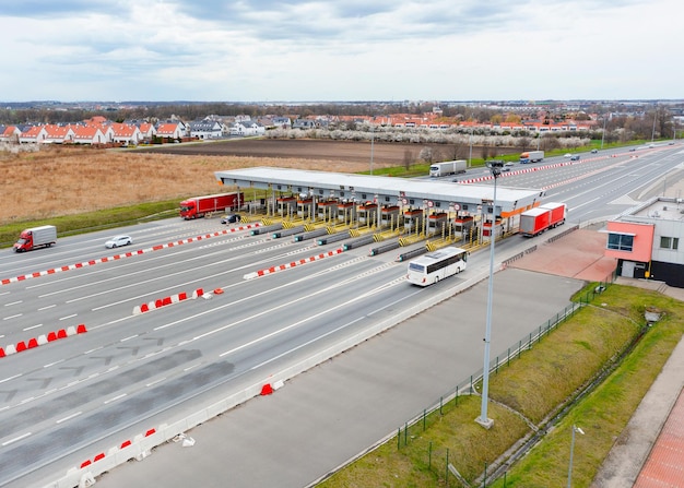 Posto de verificação da cabine de pedágio da autoestrada na estrada