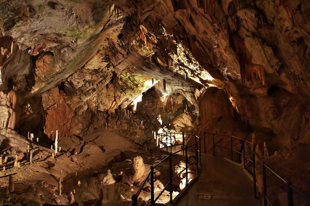 Postojna-Höhlen in den Bergen von Slowenien