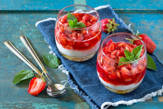 Postre al aire con fresas, mascarpone y gelatina de fresa en vasos