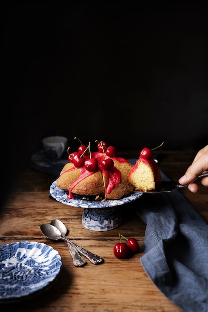 Foto postre de alto ángulo y cerezas en la mesa.