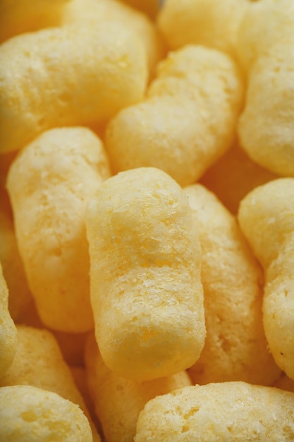 Postre amarillo Palitos de maíz en textura de azúcar en polvo.