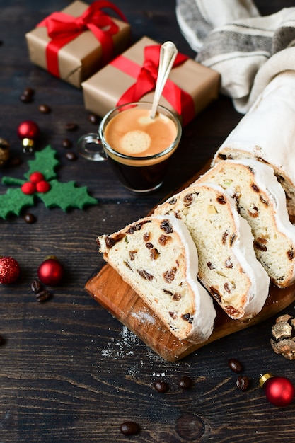 Postre de Año Nuevo stollen en rodajas sobre una mesa de madera. Receta de cocina austriaca y alemana. navidad en europa