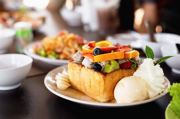 Un postre para aperitivos con una mezcla de frutas frescas.