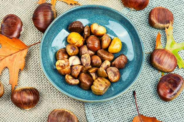 Postre apetitoso de castañas asadas peladas