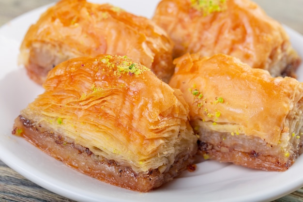 Postre árabe tradicional baklava con anacardos, nueces y cardamomo con una rama de eucalipto