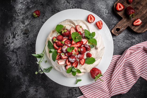 Postre australiano Pavlova cake con fresas