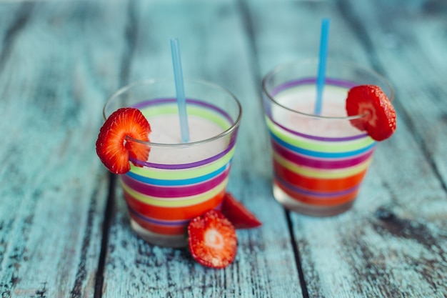 postre de azúcar con helado y bayas