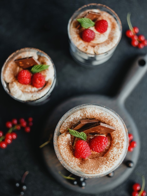 Postre de bagatela casero con frambuesas, grosellas negras y queso crema