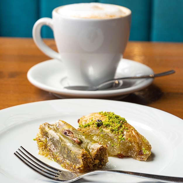 Postre de baklava de pistacho y una taza de café