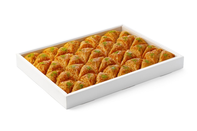 Postre baklava turco en un cuadro blanco aislado en blanco