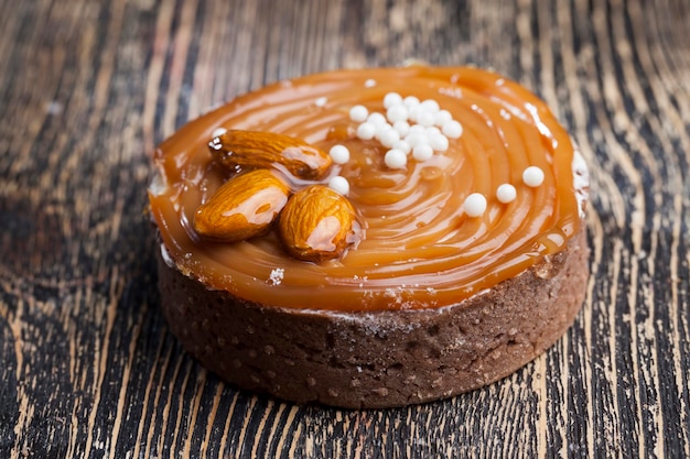 Postre a base de masa y productos lácteos en caramelo