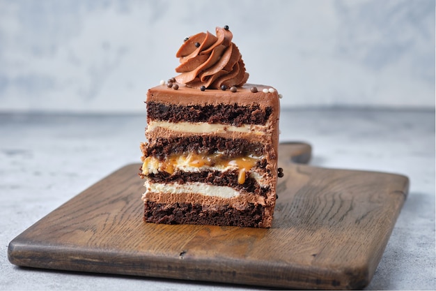 Postre de bizcocho de chocolate recortado relleno de caramelo salado y cacahuetes