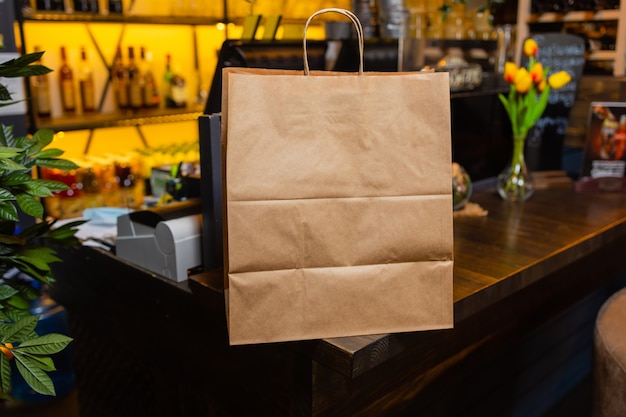 Postre bolsa de papel esperando al cliente en el mostrador en la moderna cafetería cafetería entrega de comida café resto ...