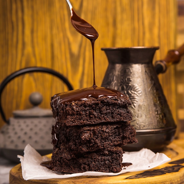 Postre Brownie De Chocolate Entre Tablas De Madera Oscura