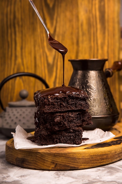 Postre Brownie De Chocolate Entre Tablas De Madera Oscura