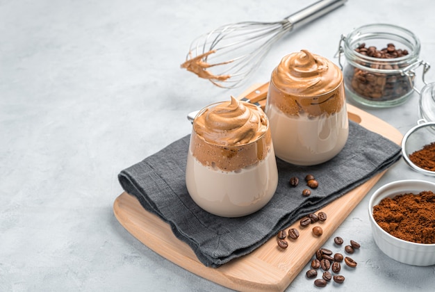 Postre de café batida con espuma y leche sobre una pared gris una bebida tradicional coreana