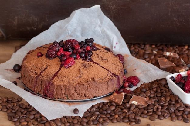 Postre de café con frutas del bosque