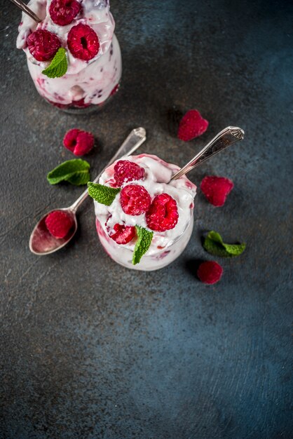 Postre en capas de desayuno con frambuesas frescas