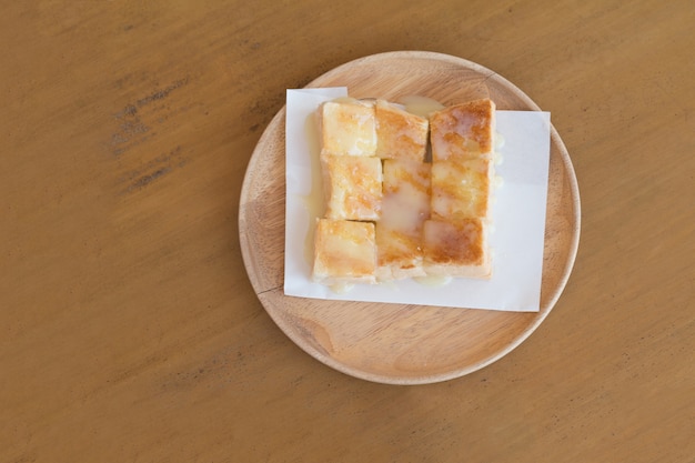 Postre casero de azúcar y pan tostado para el verano