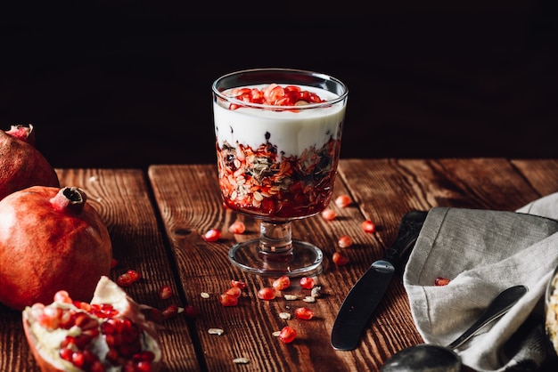 Postre casero con granada.