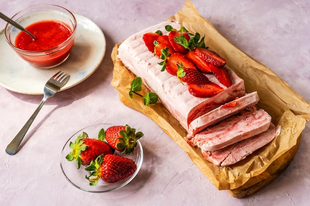 Postre casero italiano Semifreddo con salsa de fresa postre frío como un helado