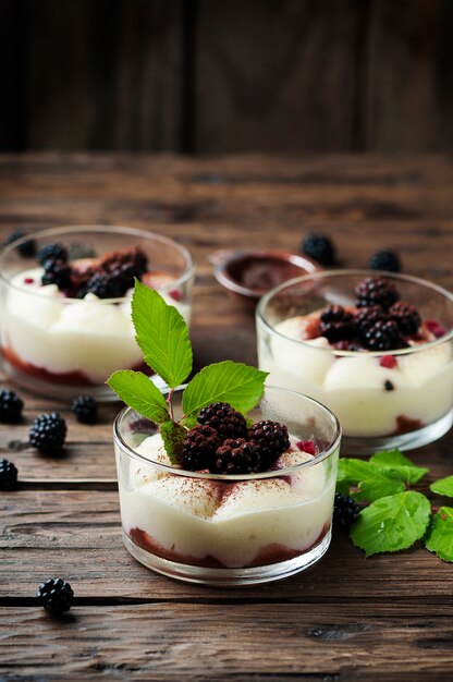 Postre casero con moras y nata