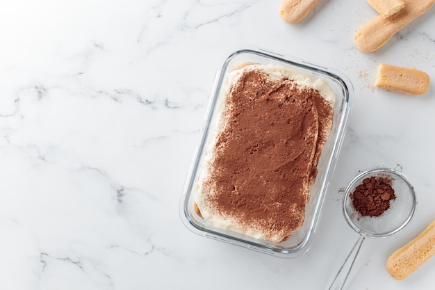 Postre casero de tarta tiramisú sobre un fondo de mármol blanco