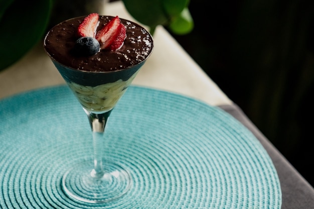 Postre casero de tiramisú con fresas