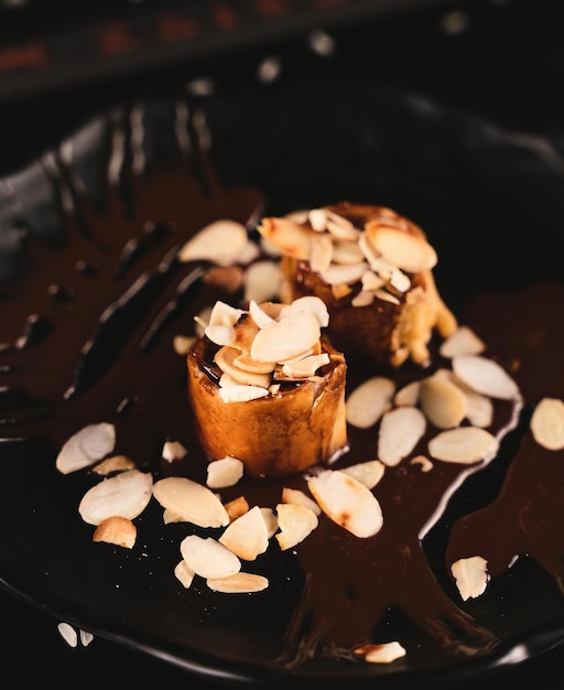 Un postre de chocolate con almendras encima