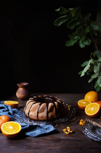 Postre de chocolate de alto ángulo y naranjas.