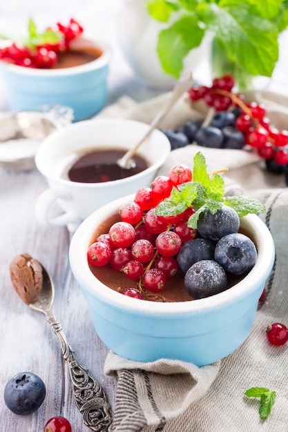 Postre de chocolate con fresas