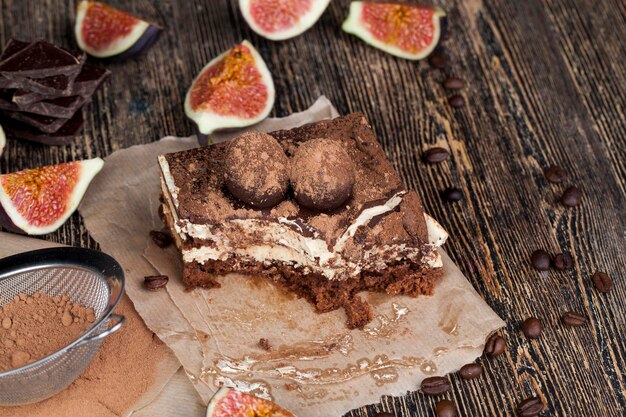 Postre de chocolate hecho de pasteles de chocolate con crema de mantequilla, un pastel de chocolate con crema de mantequilla