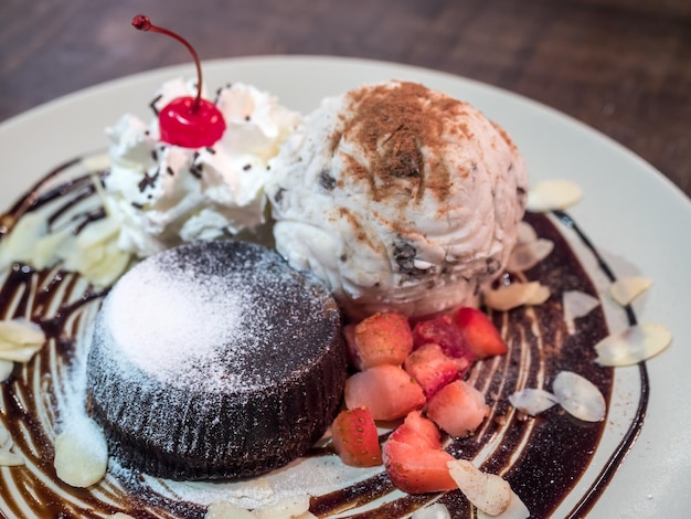 Postre de chocolate con helado