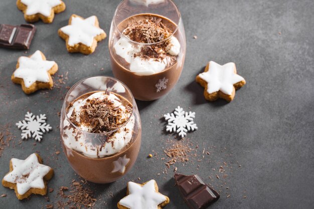 Postre de chocolate de Navidad servido en vaso